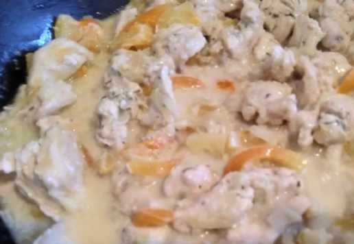 1. Этап. Курица с болгарским перцем в сливочном соусе: Затем положить сливочное масло, влить молоко, всыпать ложку муки, перемешать, убавить огонь и тушить под крышкой до готовности.