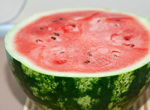 1. Этап. Коктейль фреш: Возьмите арбуз, разрежьте его поперек. Одну половину сразу уберите в холодильник. Вы можете сделать фреш из целого арбуза. Но я не люблю, когда он застаивается в холодильнике, поэтому, буду готовить только часть, чтобы сразу выпить.