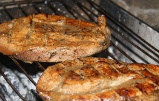 1. Этап. Лангет из индейки на гриле: Раскалите мангал или подогрейте гриль. Жарьте мясо по 4 минуты с каждой стороны по 2 раза (всего около 15-16 минут).