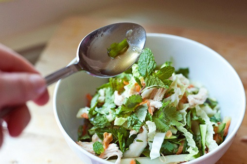 1. Этап. Простой салат из курицы: 8. Заправить салат и добавить орешки. Аккуратно перемешать и можно подавать блюдо.