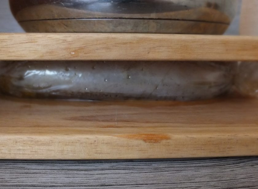 1. Этап. Скумбрия фаршированная с желатином и яйцом: По истечении времени, скумбрию достаньте из воды и положите под гнет на 1 час. После уберите в холодильник минимум на 2 часа.