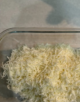 1. Этап. Творожная галета с белковой начинкой: В это время готовим начинку: сыр натереть на мелкой терке