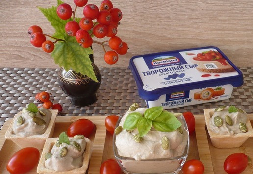 1. Этап. Паштет из баклажанов с творожным сыром: Перед подачей посыпьте тыквенными семечками и выложите в тарталетки.