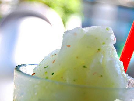 1. Этап. Коктейль Яблочный шейк: 5. Поместите коктейль в прозрачные стаканы с широким горлышком и наслаждайтесь великолепным десертом..