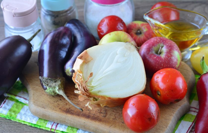 1. Этап. Икра из баклажанов с яблоками на зиму: Подготовьте все ингредиенты.