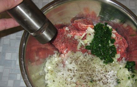 1. Этап. Фарш для пельменей: Отправляем петрушку в наш фарш, затем всыпаем туда примерно 1 ст. ложку без горки соли и по вкусу свежемолотый черный перец, все хорошенько перемешиваем.