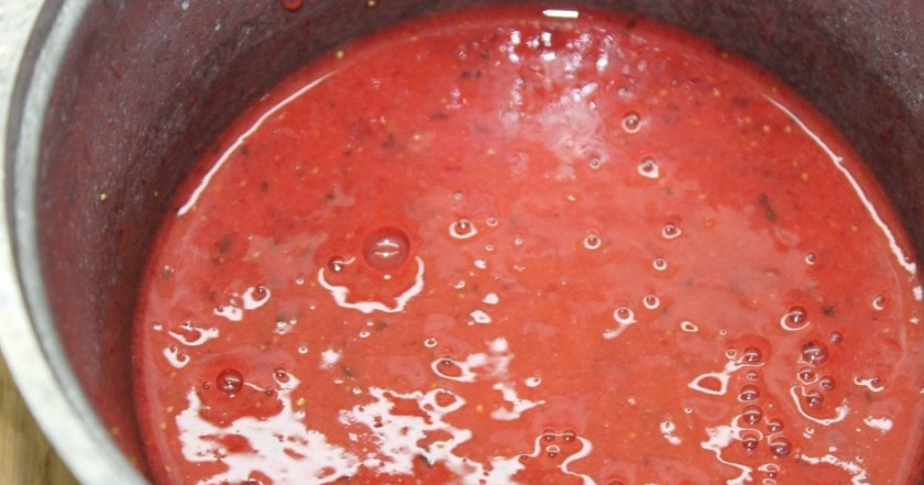 1. Этап. Смузи из клубники: 4. С помощью блендера измельчаю все продукты до однородной массы, слежу, чтобы не оставалось больших кусочков.