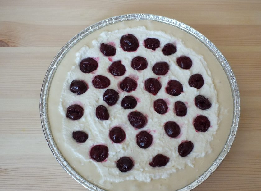 1. Этап. Ватрушка с творогом и вишней: По начинке разложите вишню, слегка вдавливая ее. Разогрейте духовку до 180 градусов. Поставьте выпекаться ватрушку на 45-60 минут. Ориентируйтесь на свою духовку. Если верх сильно зарумянился, а ватрушка еще влажная, прикройте верх фольгой или пергаментом и допеките.