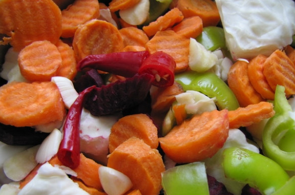 1. Этап. Капуста по-армянски маринованная: 1. Возьмите необходимые овощи, постарайтесь их порезать очень мелко и красиво, капусту нарезайте шашечками.