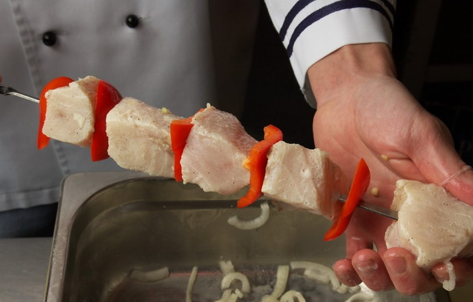 1. Этап. Шашлык из осетра: Насаживать филе необходимо достаточно плотно, чередуя кусочки рыбы с ломтиками нарезанного овоща, например красного болгарского перца.