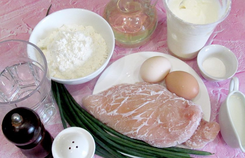 1. Этап. Вафли с курицей и зелёным луком: Подготовьте все необходимые ингредиенты.