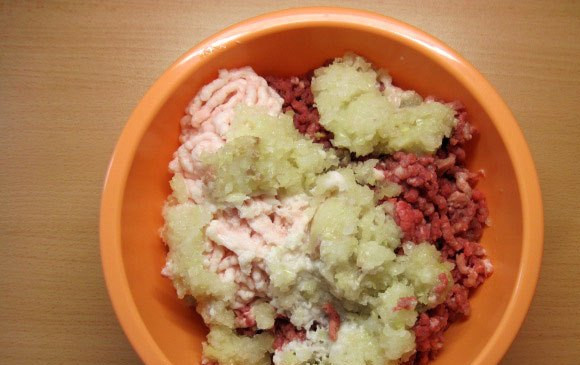 1. Этап. Фарш из свинины: Перемалываем ингредиенты с помощью мясорубки.