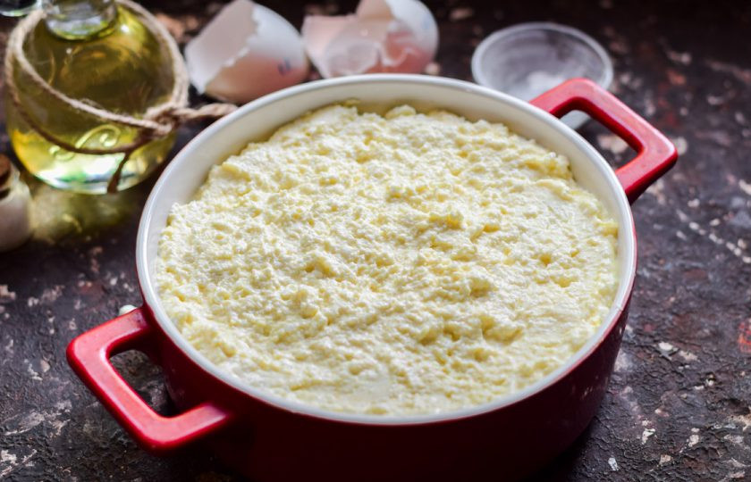 1. Этап. Творожная запеканка Лазерсона: Форму смажьте маслом, выложите подготовленное творожное тесто. Готовьте запеканку 35-40 минут.