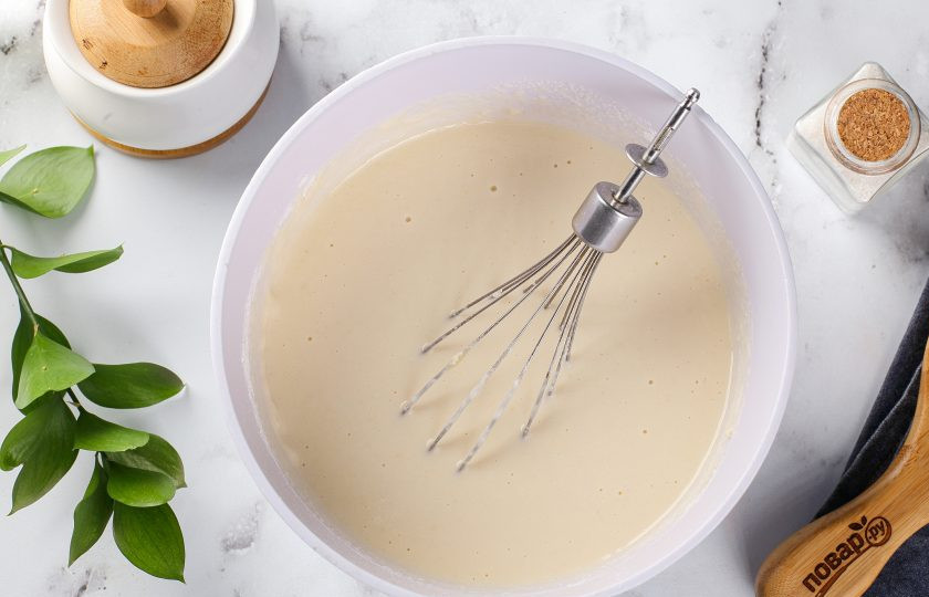 1. Этап. Толстые блинчики: Перемешайте всё до однородного состояния. Накройте миску полотенцем и оставьте в тёплом месте на 1 час.