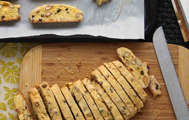 1. Этап. Бискотти с миндалем и смородиной: 5. Остудите минут 10, нарежьте острым ножом на тонкие ломтики.