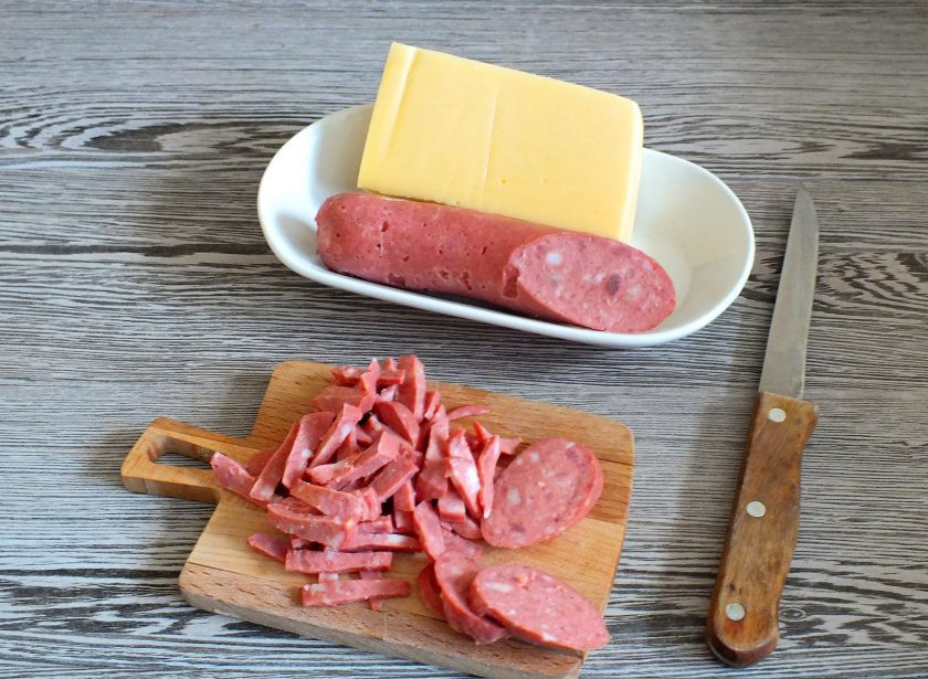 1. Этап. Мини-пиццы из баранок: Колбасу нарежьте тонкой соломкой.