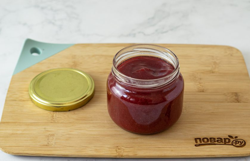 1. Этап. Яблочное пюре со сливами на зиму: Горячее пюре разложите по чистым стерилизованным банкам, закрутите крышкой.