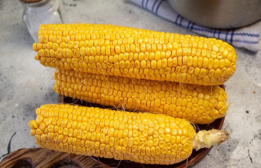1. Этап. Кукуруза в початках: Очищенную кукурузу промойте под проточной водой.