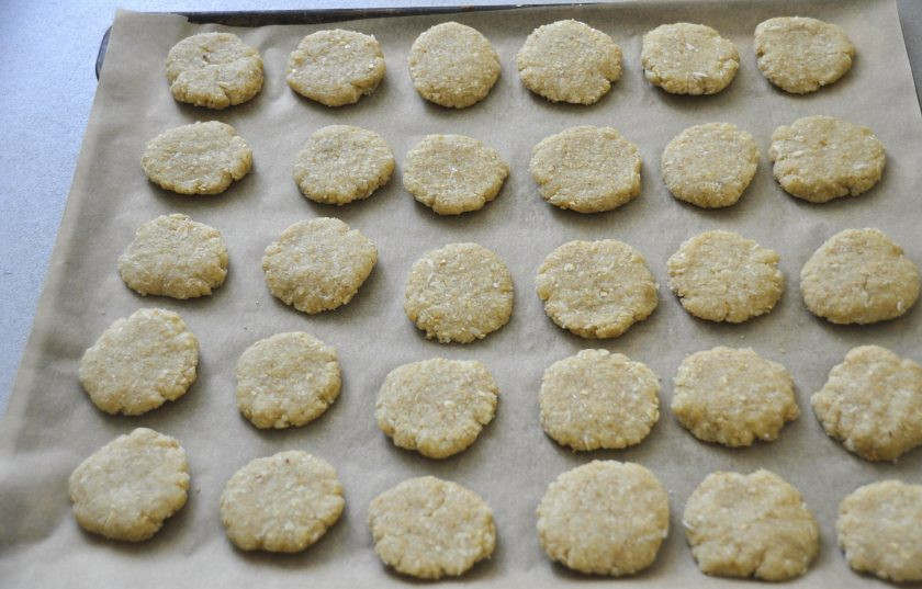 1. Этап. Печенье Анзак: Отщипывайте комок теста размером с грецкий орех, делайте из него лепешечку и укладывайте на лист для выпечки.