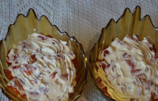 1. Этап. Салат с сухариками, курицей и помидорами: Выкладываем подготовленные помидоры на слой курицы и смазываем.