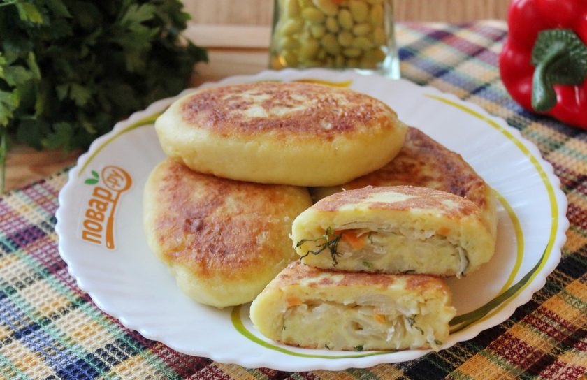 1. Этап. Жареные картофельные пирожки с квашеной капустой: Подавайте пирожки на обед, полдник или ужин в теплом виде.
