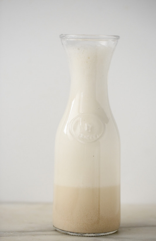 1. Этап. Гречневое молоко: Перелейте полученную жидкость в отдельную посуду и процедите ее через марлю.