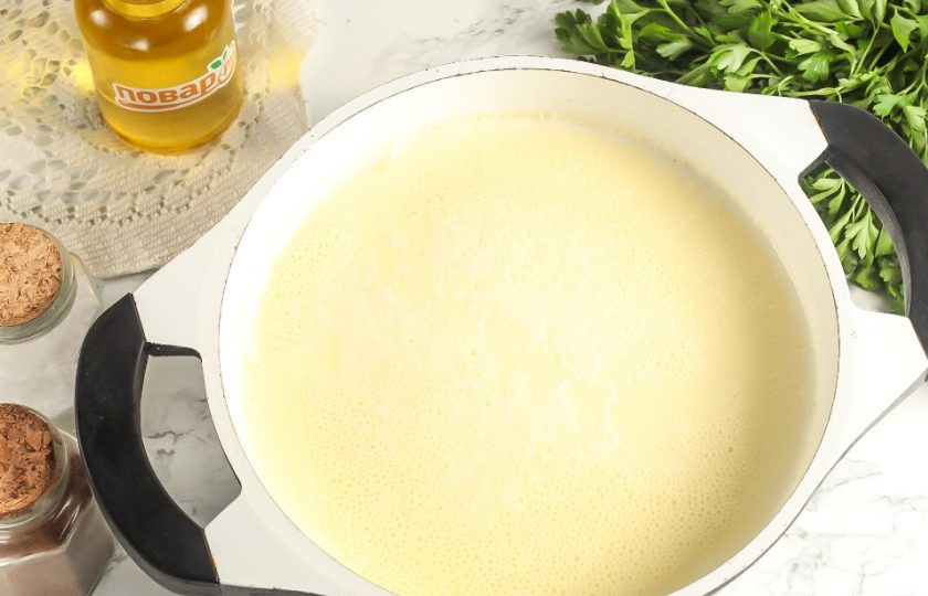 1. Этап. Йогурт домашнего приготовления: Перелейте молоко в казан или кастрюлю и вскипятите. Следите за ним, так как жидкость зачастую убегает за края емкости при нагреве.