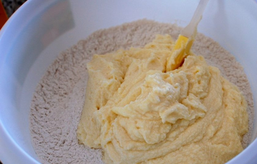 1. Этап. Лимонное печенье с сыром Рикотта: 5. Соедините содержимое двух мисок (мучную смесь и сырную).