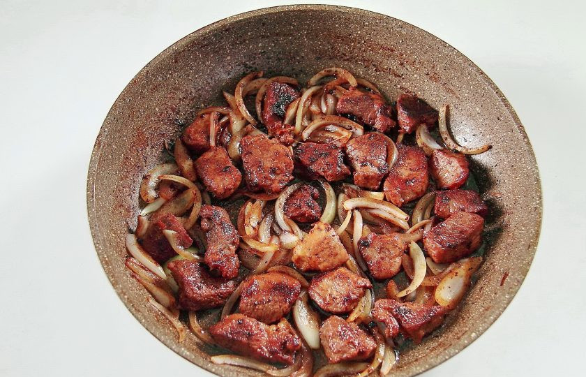 1. Этап. Жаркое из свинины и зеленой фасоли: Затем обжарьте мясо до появления румяной корочки, добавьте лук, нарезанный перьями, и готовьте мясо с луком еще около 5 минут.