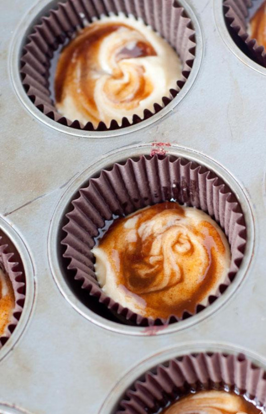 1. Этап. Маффины с корицей и кофейной глазурью: 4. Добавить 1 чайную ложку заливки в каждый маффин и размешать вместе с тестом, используя зубочистку. Добавить еще 1 столовую ложку теста и 1 чайную ложку начинки, повторить процесс.