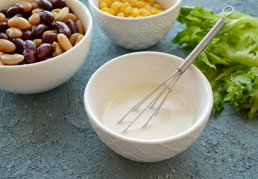 1. Этап. Тако с фасолью: Постный майонез смешайте с лимонным соком и водой. Посолите по вкусу.