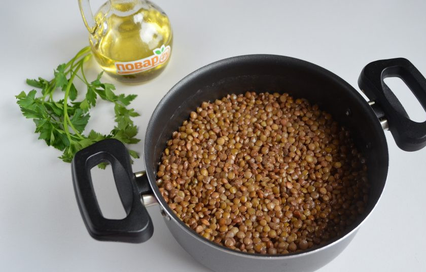 1. Этап. Чечевица с шампиньонами: 6. К этому времени уже готова чечевица. Вода полностью испарилась, чечевица мягкая.