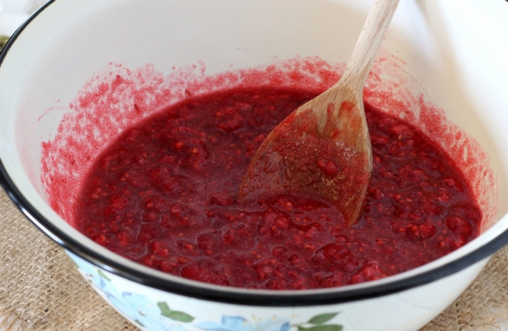 1. Этап. Джем из малины: Тщательно перемешиваем деревянной ложкой. Оставляем на 15 минут.