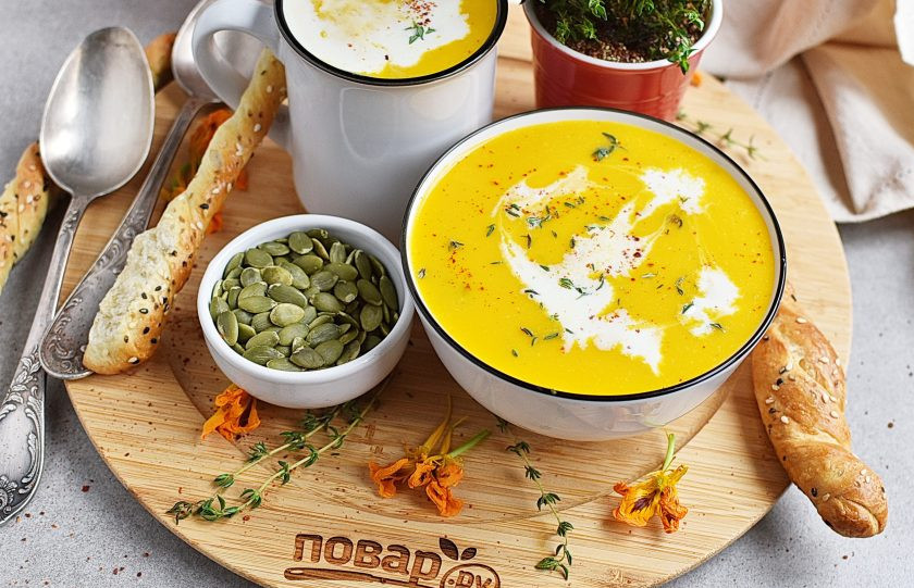 1. Этап. Тыквенный суп-пюре со сливками: Разлейте горячий суп по тарелкам и подавайте к столу, посыпав листочками тимьяна и острым красным перцем. Можно посыпать тыквенными семечками и подавать с хрустящими хлебными палочками или тостами.