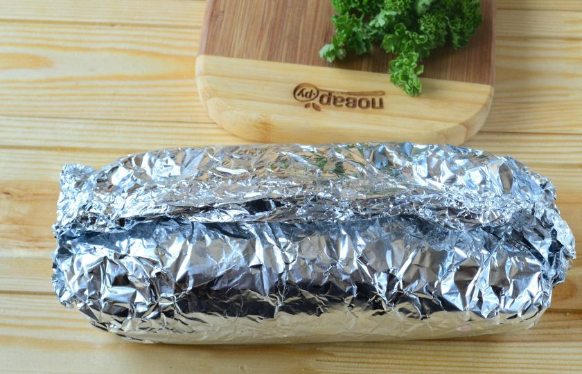 1. Этап. Сытные фрикаделины с начинкой: Фольгу смажьте растительным маслом, аккуратно переложите на нее рулет и плотно заверните его в фольгу.