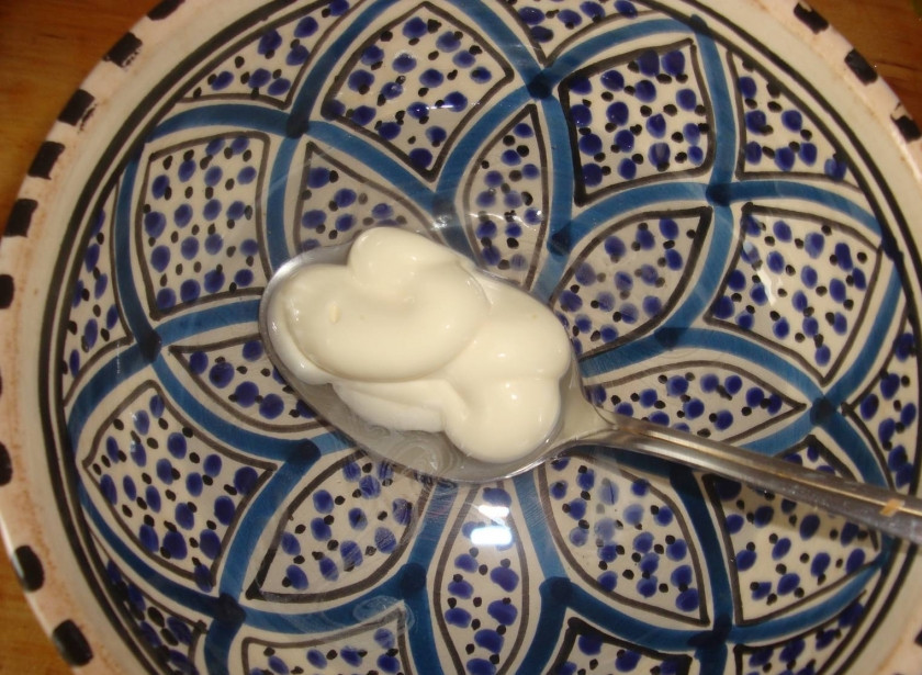 1. Этап. Спагетти в мультиварке: 4. Отдельно смешайте воду и майонез. Перемешайте хорошо и добавьте в мультиварку.