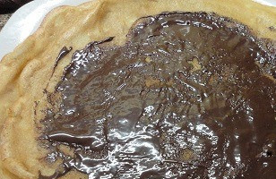 1. Этап. Ванильные блины с шоколадной начинкой: А молочным — светлые. Завернуть трубочками.