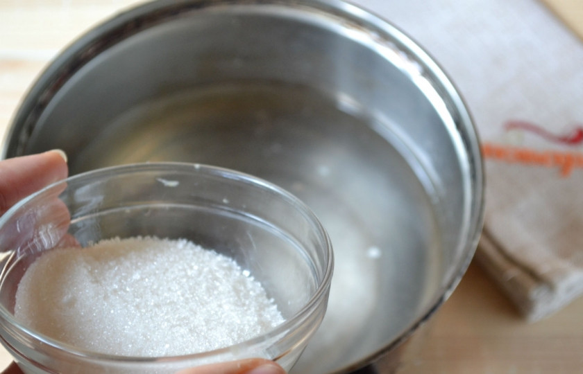 1. Этап. Маринованные кабачки на зиму: 3. Затем всыпьте сахар и поставьте на огонь. Доведите до кипения, прокипятите 2-3 минуты. Затем снимите с огня и сразу же влейте уксус.