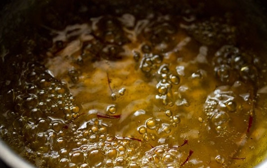 1. Этап. Джалеби индийские: 9. Варите сироп после закипания на медленном огне.