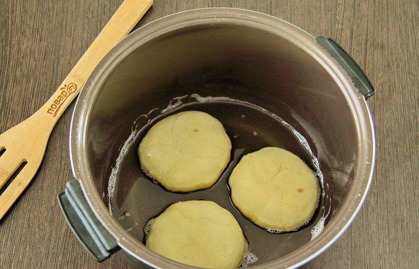 1. Этап. Беляши в мультиварке: Выкладывайте беляши защипами вниз и обжаривайте изделия при открытой крышке с каждой стороны примерно по 5-7 минут.