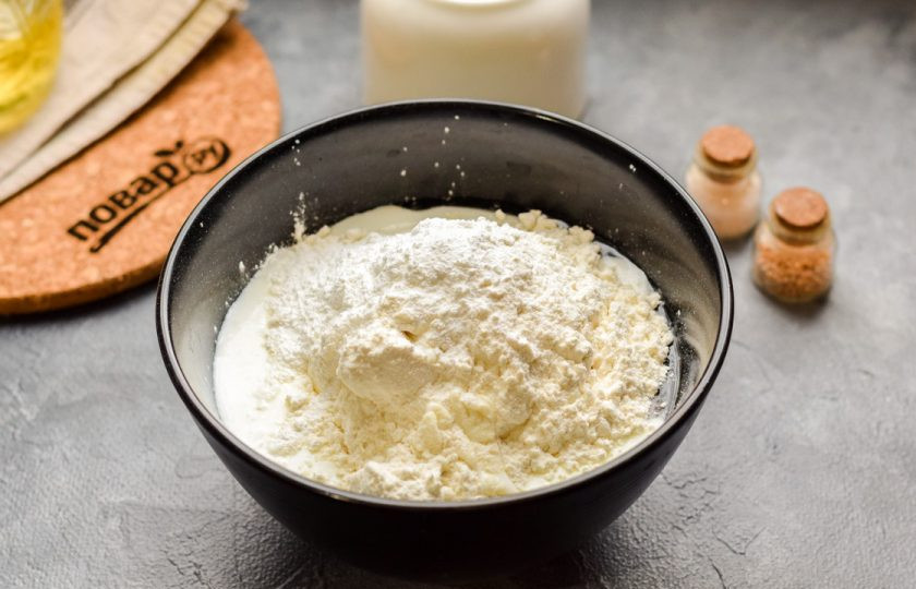 1. Этап. Быстрый пирог с колбасой: К яйцам влейте стакан кефира и добавьте стакан муки, разрыхлитель. Перемешайте все миксером.