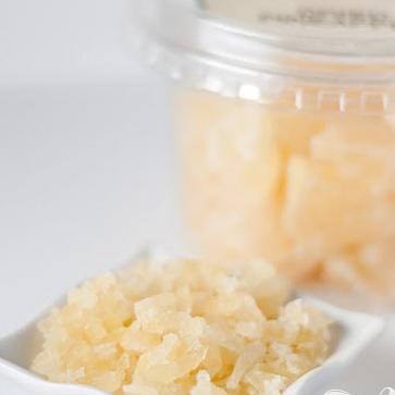 1. Этап. Капкейки Пина колада: 2. Заполнить каждый бумажный вкладыш 3 столовыми ложками теста. Выпекать в течение 13-15 минут, до светло-золотистого цвета. Дать полностью остыть. Чтобы сделать глазурь, в большой миске взбить сливочное масло и 1 стакан сахарной пудры вместе. Добавить еще 1 стакан сахарной пудры и взбить, затем добавить экстракт ананаса и хорошо размешать. Добавить еще один стакан сахарной пудры и взбить, добавить около половины ананасового сока. Взбить хорошо и добавить еще 1 стакан пудры. Взбить, затем добавить оставшийся ананасовый сок и сахарную пудру. Взбивать до однородности. Наконец, добавить нарезанный ананас и перемешать.