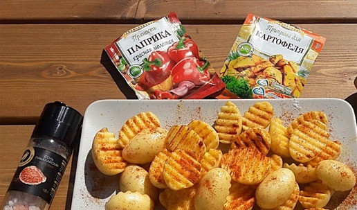 1. Этап. Куриные ножки с картошкой из тандыра: Картофель порезать фигурным ножом, полить маслом, посыпать специями. Хорошо перемешать.