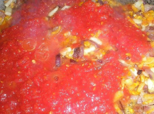 1. Этап. Гуляш из фасоли: Когда овощи хорошо обжарятся, добавим к ним муку, хорошо размешаем и обжарим еще минутку-полторы. Затем вливаем примерно стакан воды и томатный сок. Хорошо размешиваем, чтобы не образовались комочки и доводим до кипения.