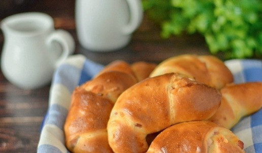 1. Этап. Рогалики с копчёной грудинкой и сыром: Вот такие румяные, мягкие и вкусные рогалики получились. Желательно подавать их тёплыми, чтобы сыр внутри был мягким. Если рогалики у вас останутся на второй день, то их можно слегка подогреть на сухой сковороде или в микроволновке.