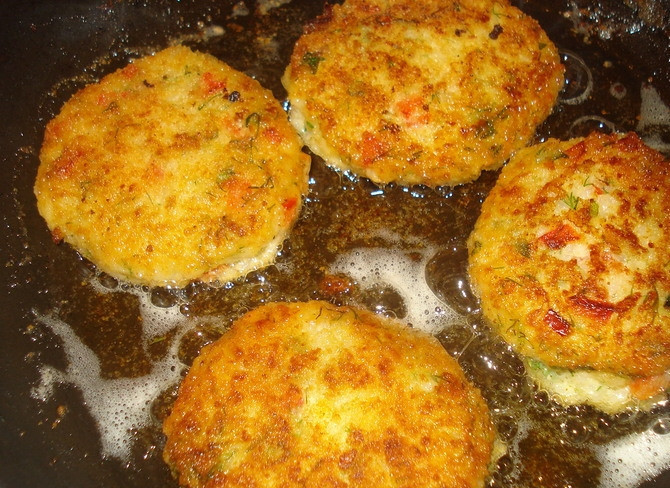 1. Этап. Рисовые котлеты: Разогреваем на сковороде растительное масло. Котлетки обваливаем в панировочных сухарях и обжариваем на среднем огне до золотистой корочки. Готовые котлеты выкладываем на бумажное полотенце, чтобы удалить лишний жир.