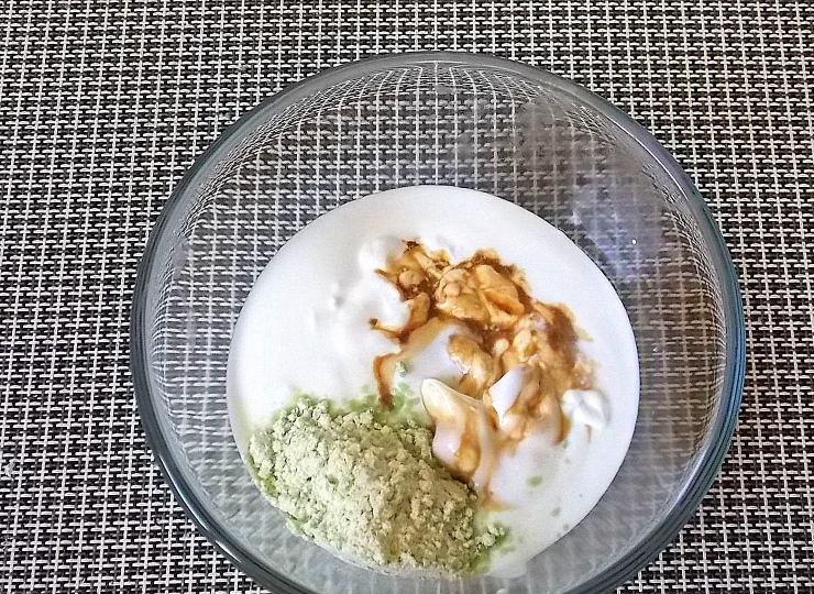 1. Этап. Куриные бедрышки Васаби: Смешайте сметану, соевый соус, тертый чеснок и васаби.