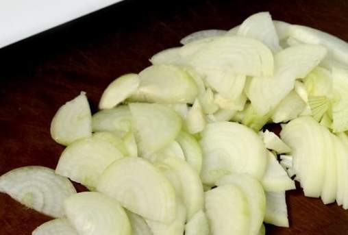 1. Этап. Плов из свинины в мультиварке: Чистим лук и нарезаем. Если луковицы некрупные - то полукольцами.