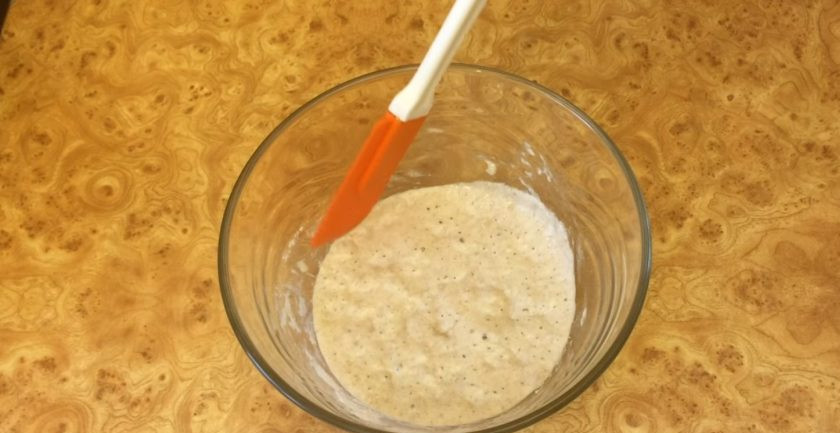 1. Этап. Булочки Улитки с заварным кремом: 1. Приготовьте опару: стартер разведите водой комнатной температуры и хорошо перемешайте. Добавьте просеянную муку и перемешайте. Смесь накройте пленкой и оставьте на 8 часов при комнатной температуре.