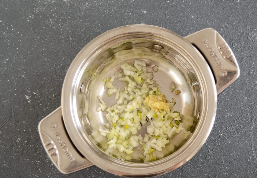 1. Этап. Карри с тыквой: Нарежьте лук на мелкие кубики, чеснок и имбирь натрите на мелкой тёрке. Обжарьте в кастрюле с толстым дном, пока лук не станет мягким.